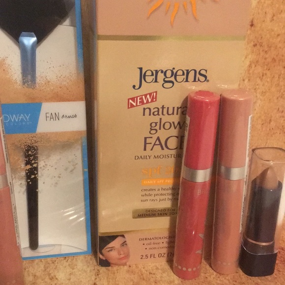 Beauty Lovers Lot Mega Sale 1 Hour!!! - Picture 6 of 7